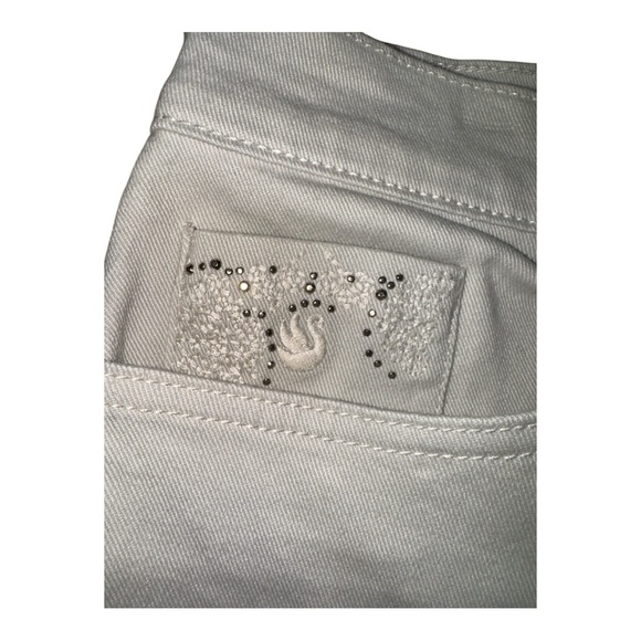 Gloria Vanderbilt Cream Bermuda Shorts with Textured Fabric - Picture 3 of 6